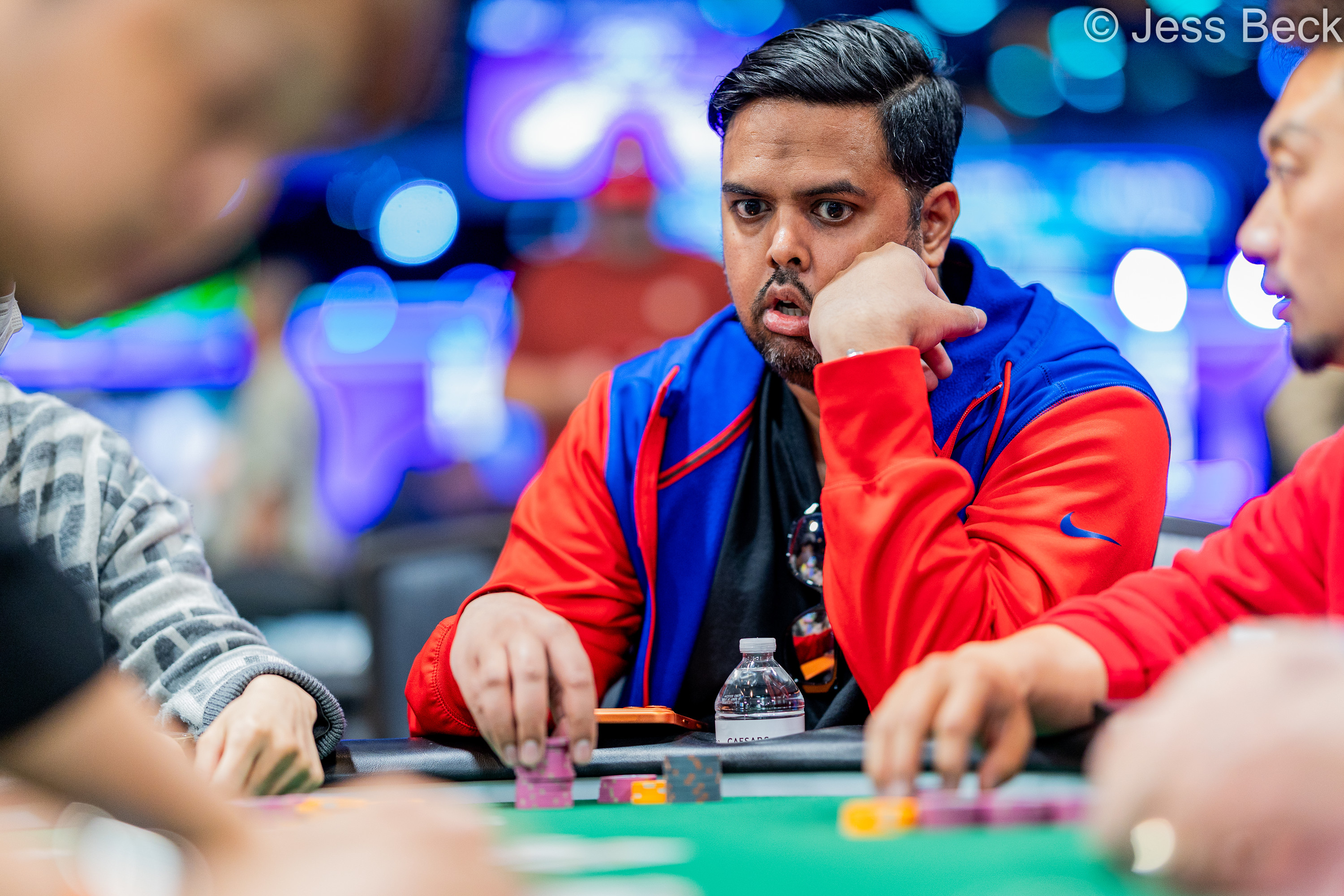 WSOP 主赛事泡沫期上演“清一色”VS“葫芦”的世纪对决 - 问鼎官方网站